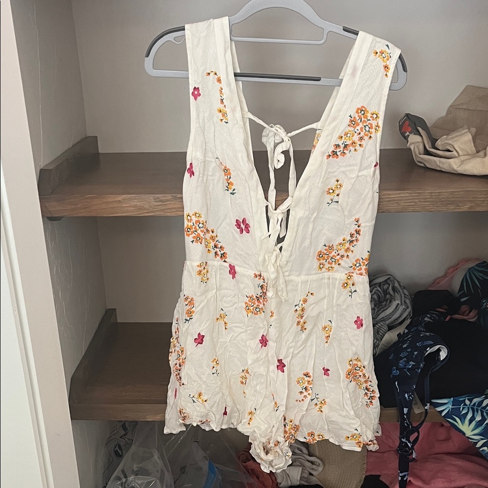 Urban Outfitters White Floral Tie Romper, size 4
